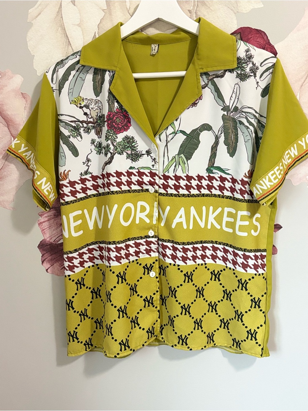 New York Yankees Printed Button-Up Camp Shirt - Olive Green